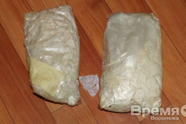 В Воронеже молодая семья прятала героин в песочнице на детской площадке В Воронеже молодая семья прятала героин в песочнице на детской площадке
