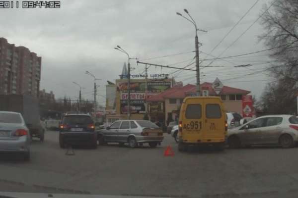 На Памятнике Славы маршрутка попала в крупную аварию На Памятнике Славы маршрутка попала в крупную аварию