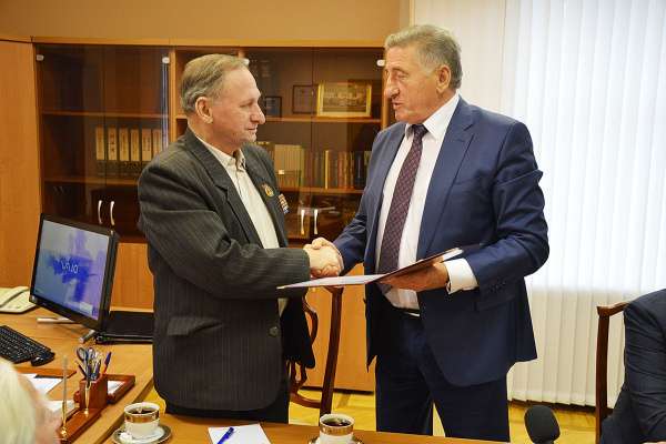 Воронежские ветераны получили бесплатную подписку на «Парламентскую газету» Воронежские ветераны получили бесплатную подписку на «Парламентскую газету»