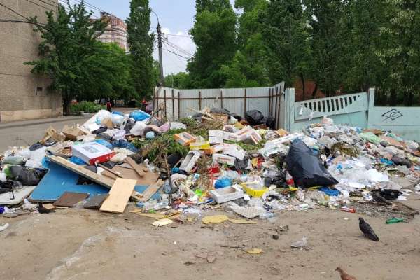 У воронежских домов под управлением УК «Созвездие» скопилась гора мусора У воронежских домов под управлением УК «Созвездие» скопилась гора мусора