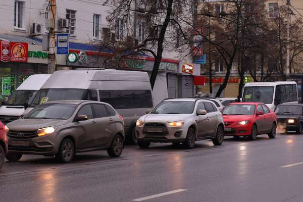 Воронежцы тратят 700 часов на разговоры по телефону в вечерних пробках Воронежцы тратят 700 часов на разговоры по телефону в вечерних пробках