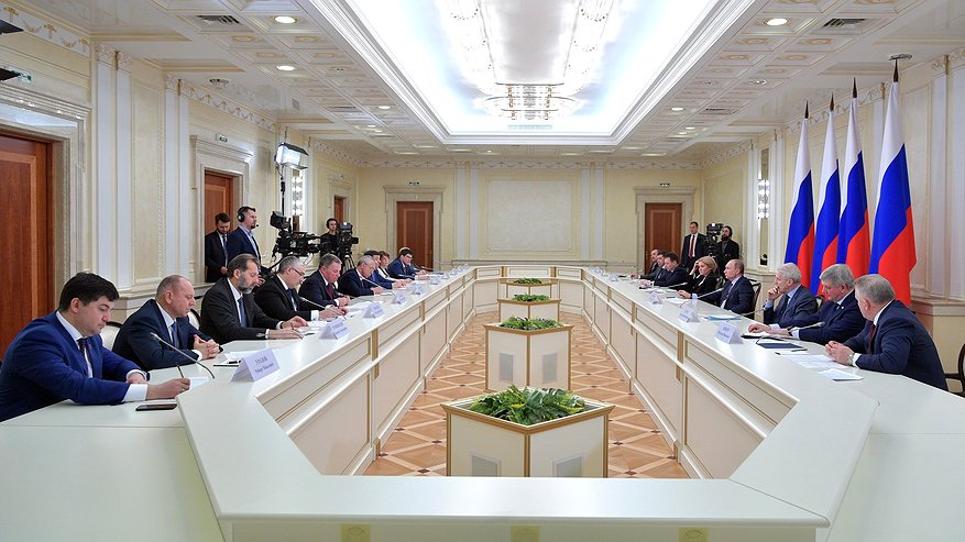 Главная картинка новости: Путин посадил главу Воронежской области рядом с собой
