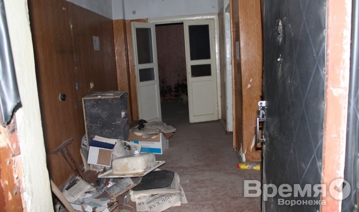 В расселённых квартирах дома в центре Воронежа двери открыты нараспашку, а из кранов постоянно льётся вода