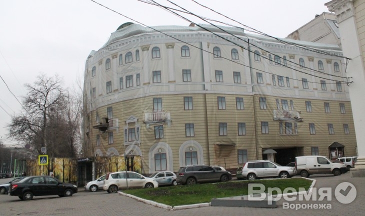 Жильцы дома на площади Ленина готовы наклеить на фасад плакат «Губернатор, обрати на нас внимание»