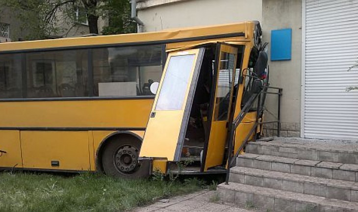 Автобус врезался в жилой дом в центре Воронежа