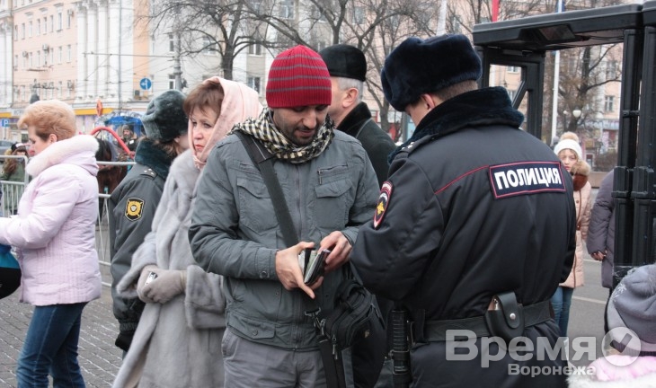 На улицах Воронежа и на въезде в город полицейские стали чаще проверять паспорта