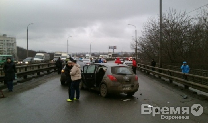 В Воронеже на мосту столкнулись почти три десятка машин: один человек пострадал