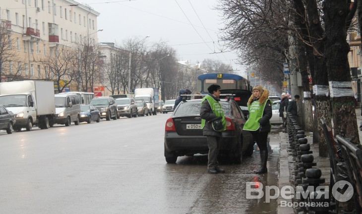 В Воронеже горожанам не дают ждать маршруток около перекрёстка Плехановской и Кольцовской