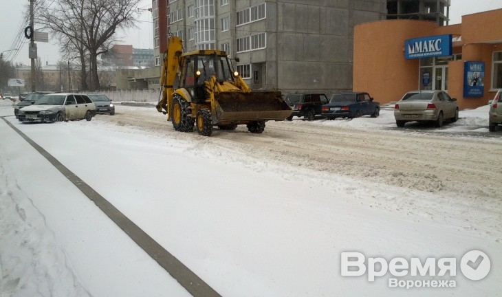 За ночь на дороги Воронежа высыпали 1,25 тысяч тонн песко-соляной смеси