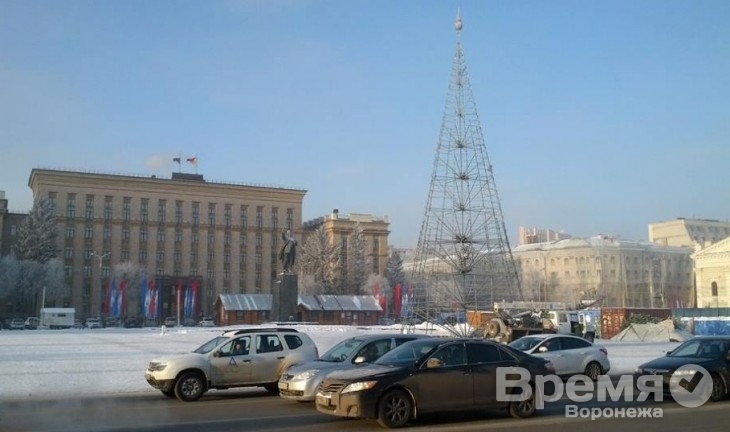 От главной городской ёлки на площади Ленина остался лишь каркас