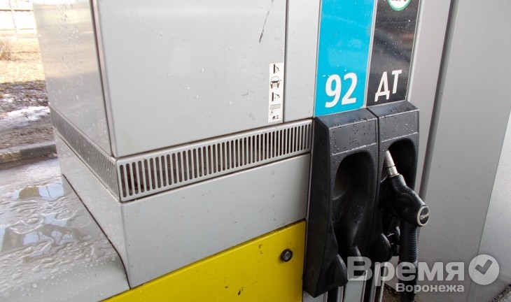 Воронежский оператор нефтяной компании продаёт дизельное топливо по цене 98 бензина