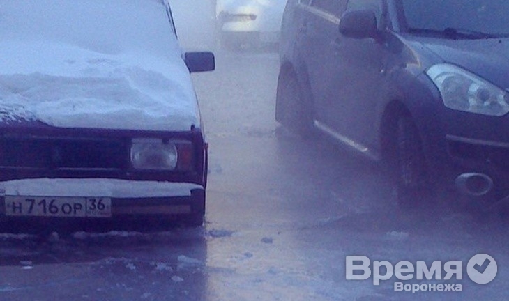 Из-за утечки на водопроводе «РВК-Воронеж» легковушки вмерзли в лёд