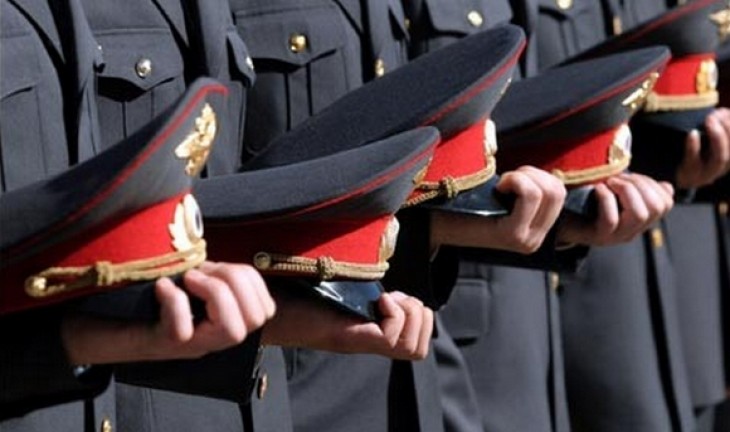 Милиционеры сдают зачет на знание закона «О полиции», чтобы стать полицейскими