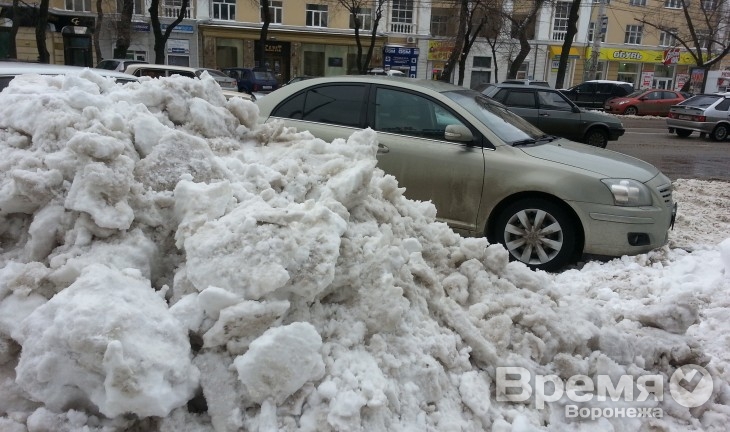 Для расчистки дорог в ночь задействовали практически всю технику, имеющуюся в Воронеже
