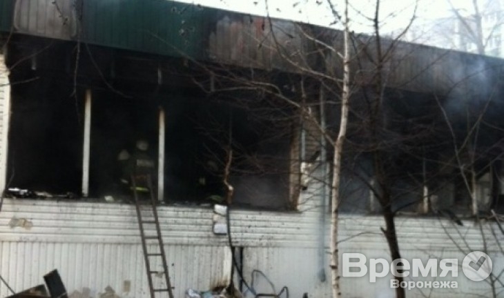 Очевидцы пожара универсама в Воронеже: Продавцы быстро выбежали на улицу прямо в фартуках