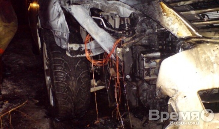 За ночь в Воронеже сгорели две иномарки