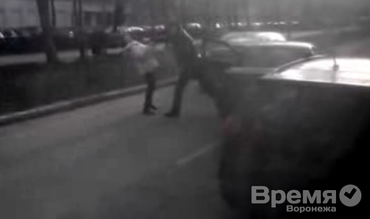 В центре Воронежа женщину-водителя избили, отобрав ключи от автомобиля