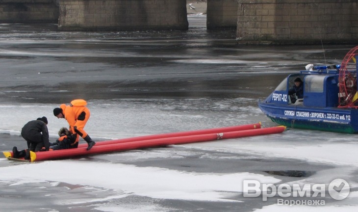 В Воронеже молодой человек решил перейти водохранилище, но провалился под лёд
