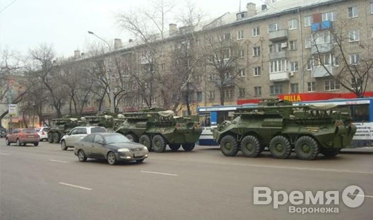 По улицам Воронежа проехали бронетранспортёры