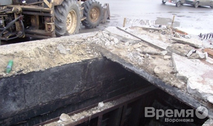 В Воронеже второй день не могут устранить аварию на коммуникациях из-за того, что Теплосеть и Водоканал не могут договориться