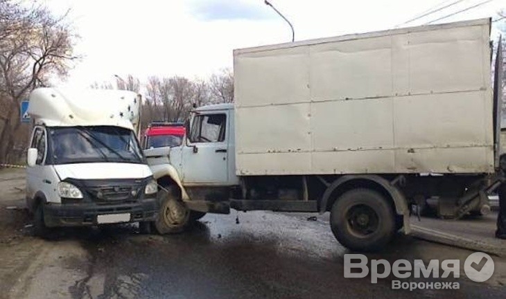 В Воронеже столкнулись сразу шесть автомобилей