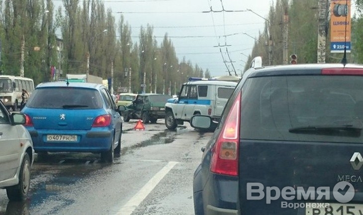 В Воронеже полицейский УАЗ не поделил дорогу с легковушкой