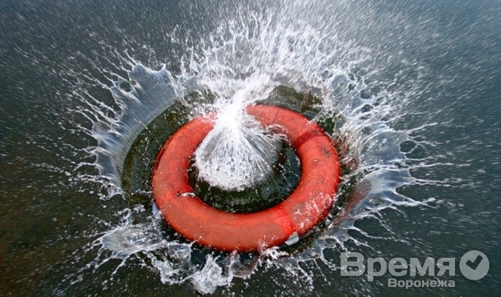 Воронежцы едва не утонули в водохранилище, упав с надувного матраса