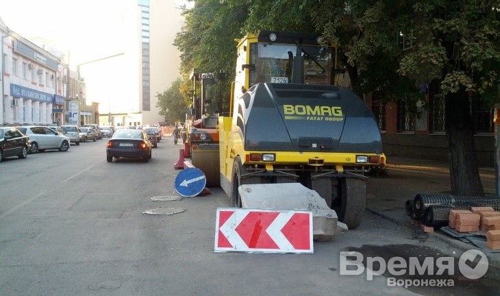 В Воронеже при ремонте дорог подрядчики кладут асфальт прямо на грунт