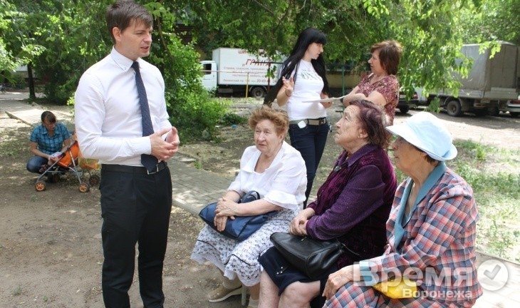 Коммунисты поздравили детвору возрождением детской площадки на Ленинском проспекте