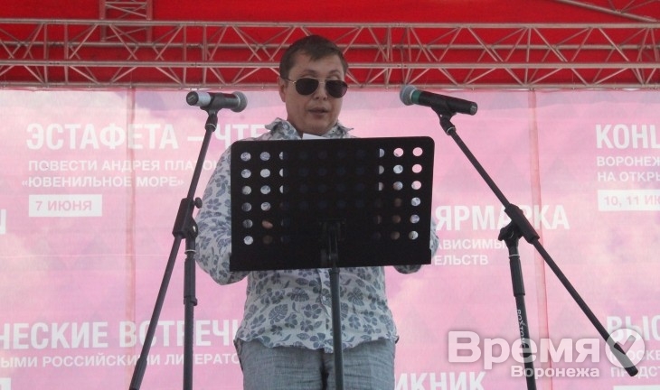 Вместе с политиками и бизнесменами «Ювенильное море» со сцены читали студенты, юристы и военные