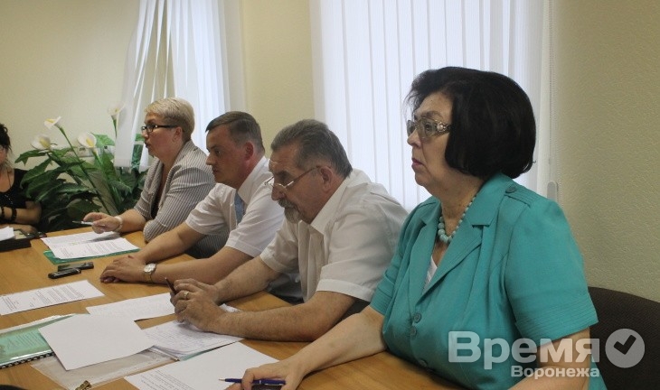Узбеки устроили торговлю местами в очереди на территории воронежского УФМС