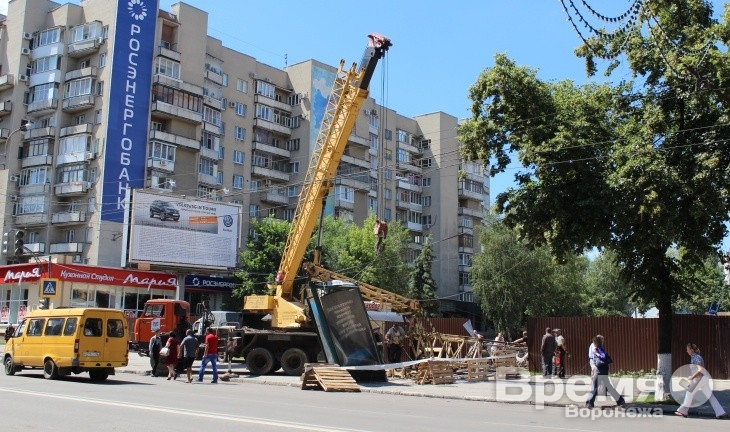 В Воронеже на строительстве паркинга упал кран