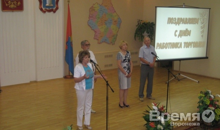 В Тамбове сотрудники Сбербанка поздравили работников торговли