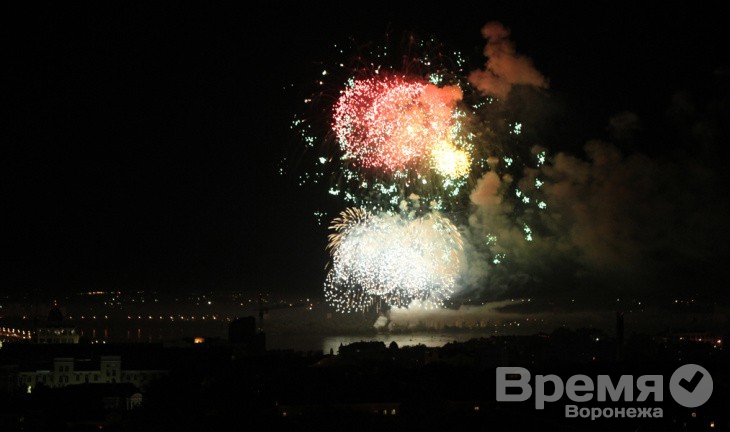В Воронеже салют на день города перенесли на час раньше