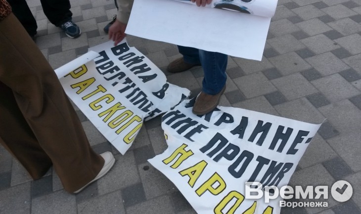 Пикет против войны на Украине в Воронеже сорвали бритоголовые казаки и православные славяне