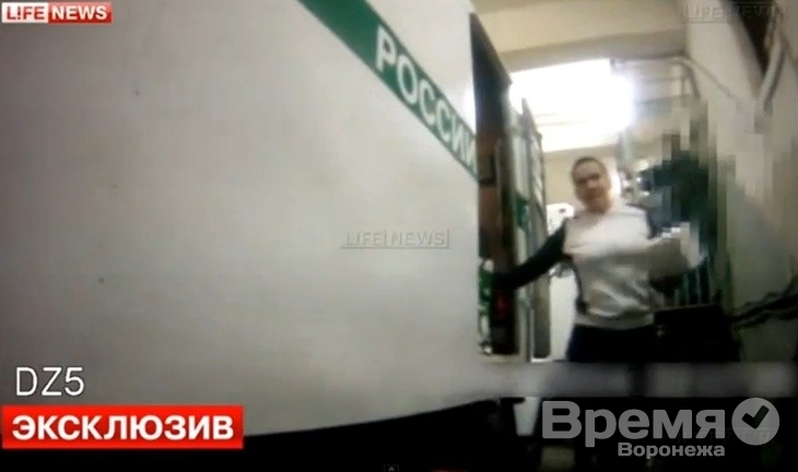 В сети появилась запись этапирования украинской лётчицы из воронежского СИЗО