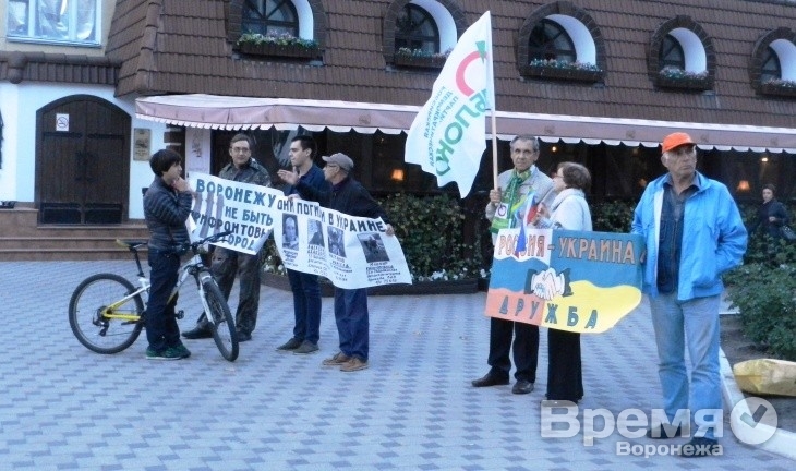 Пикет в Воронеже за мир на Украине: «Вы поддерживаете убийц»