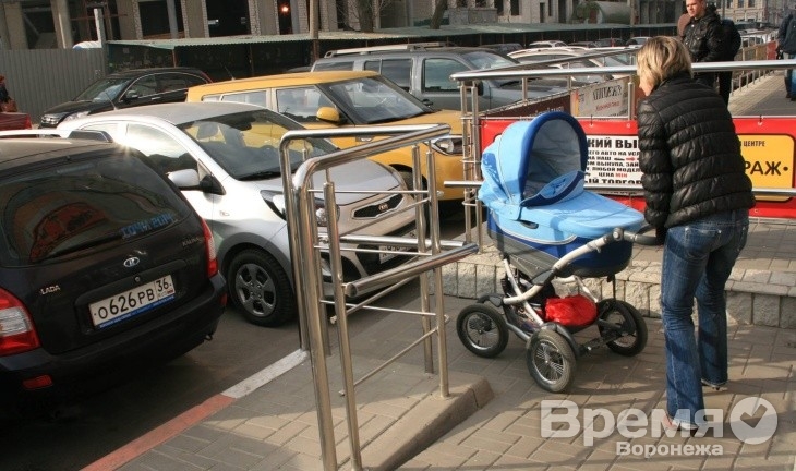 Автохамы Воронежа угрожают жизни малышей