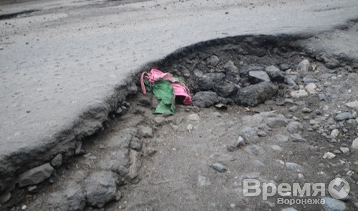 В Воронежской области власти не могут отремонтировать стометровый участок дороги