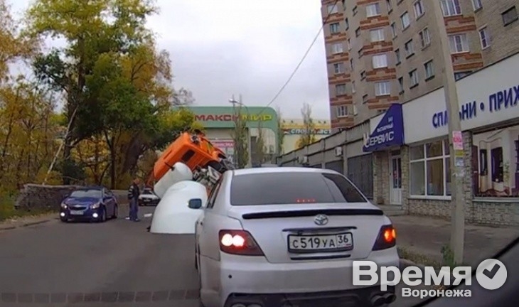 Провалившийся под асфальт в октябре «КАМАЗ» закрыл улицу на три месяца