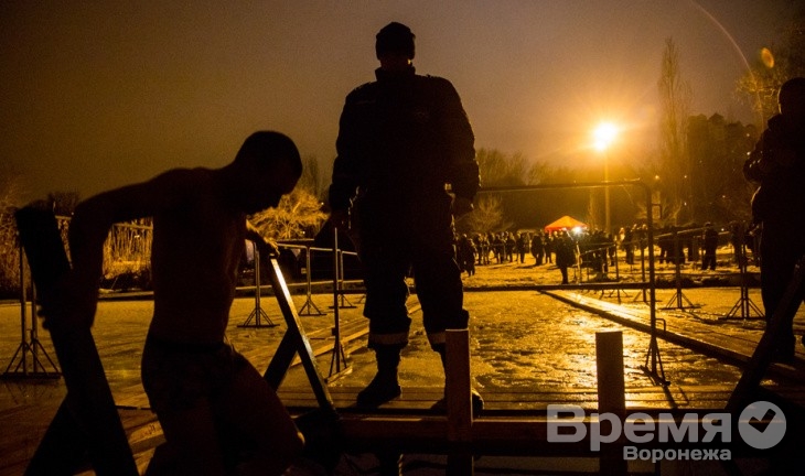На крещение воронежцы примостили к проруби переносную баню