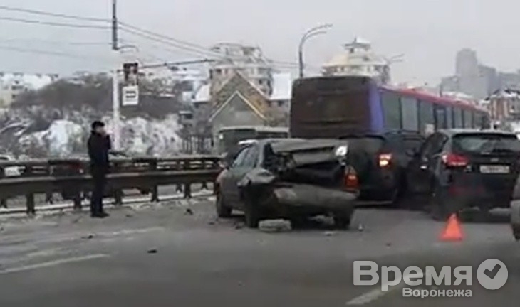 В Воронеже столкнулись сразу девять автомобилей, в том числе пассажирский автобус