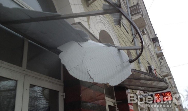 Глыба льда разбила козырёк у входа в Воронежский дом журналистов