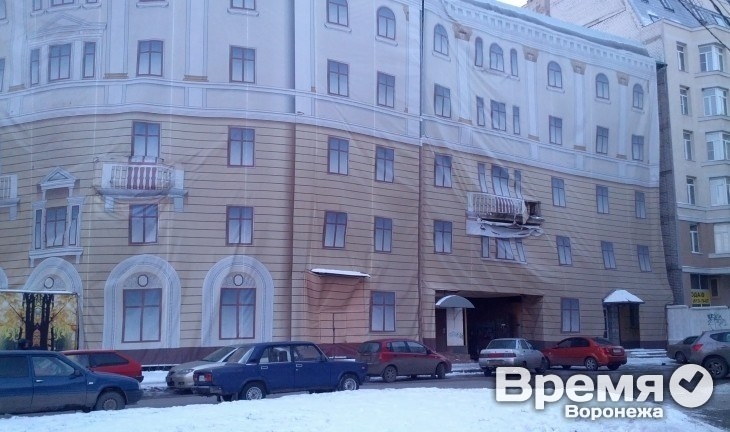 В доме под навесом на площади Ленина,6 до сих пор живут люди