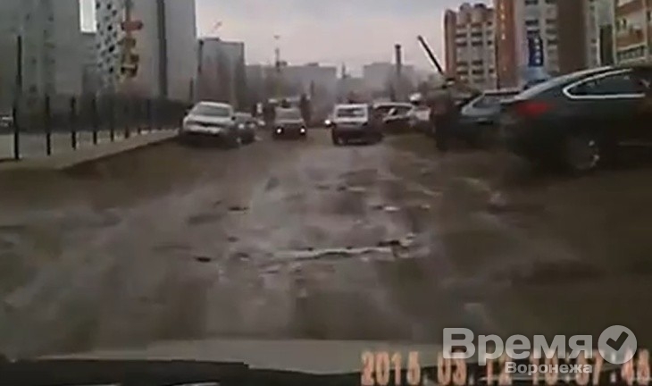 Воронежцы не могут проехать к своим домам из-за дыр и торчащих столбов на дороге