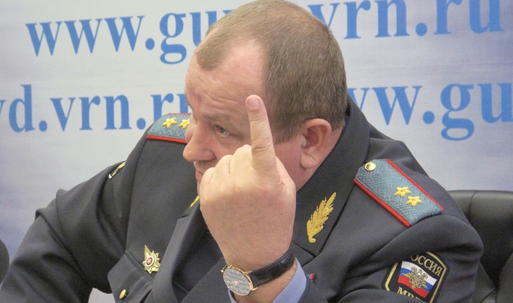 Александр Сысоев пообещал уволить писающего полицейского