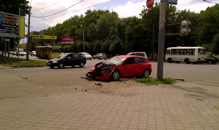 В Воронеже из-за спешки «скорая» попала в аварию