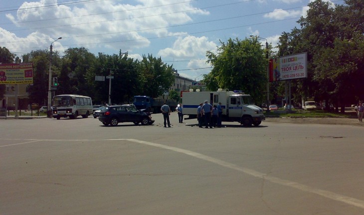 В центре Воронежа столкнулись внедорожник и полицейская спецмашина