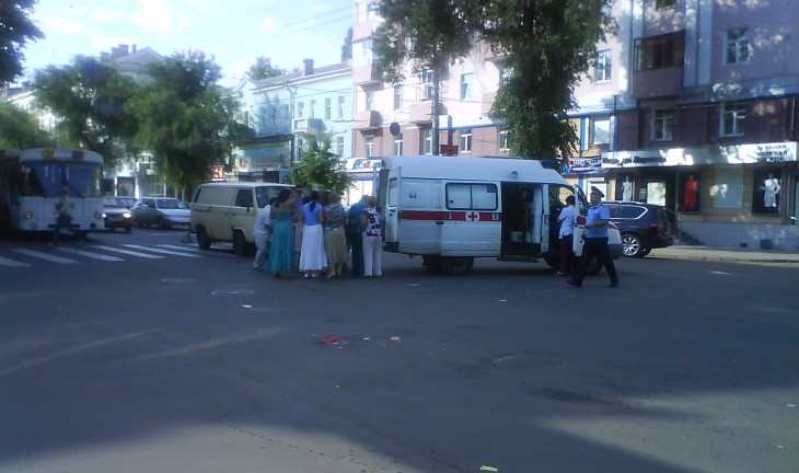 В центре Воронежа микроавтобус сбил женщину на пешеходном переходе