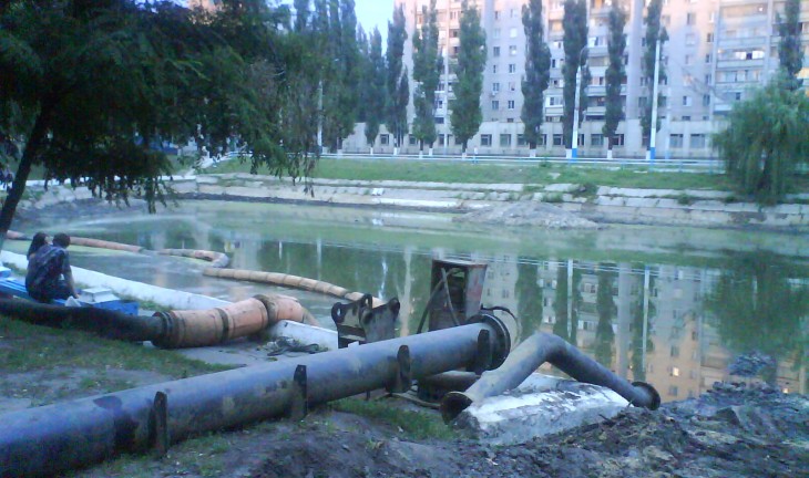 В Воронеже приостановлена расчистка Лебединого озера